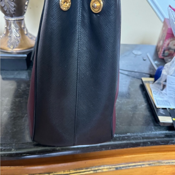 🍁SOLD🍁 Prada Saffiano Bag - Picture 4 of 17